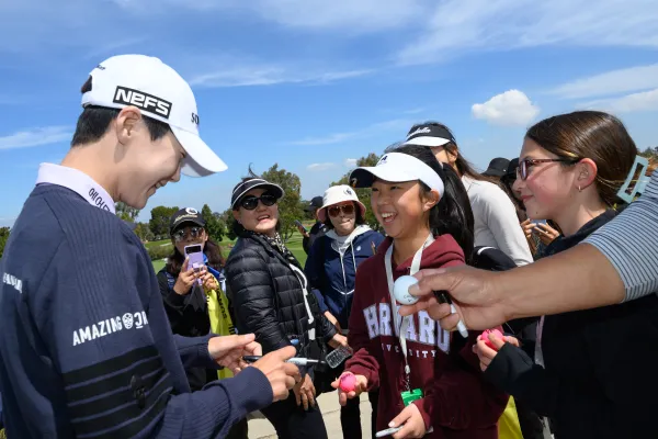golfer talking with fans